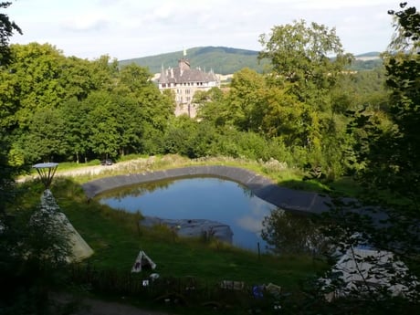 La vue du château depuis le parc