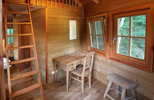 Sala de estar sencilla dentro de la casa del árbol
