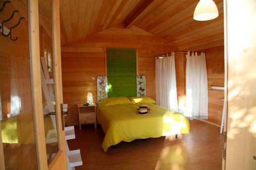 Schlafzimmer im Baumhaus