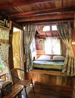 Une 'chambre' confortable à l'intérieur de la cabane dans les arbres