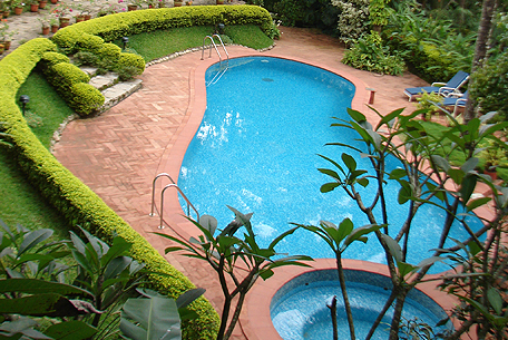 Het zwembad en de jacuzzi van Tranquil Resort