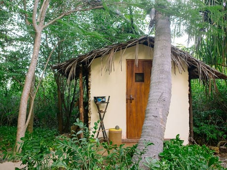 Les toilettes extérieures de la cabane dans les arbres Saba
